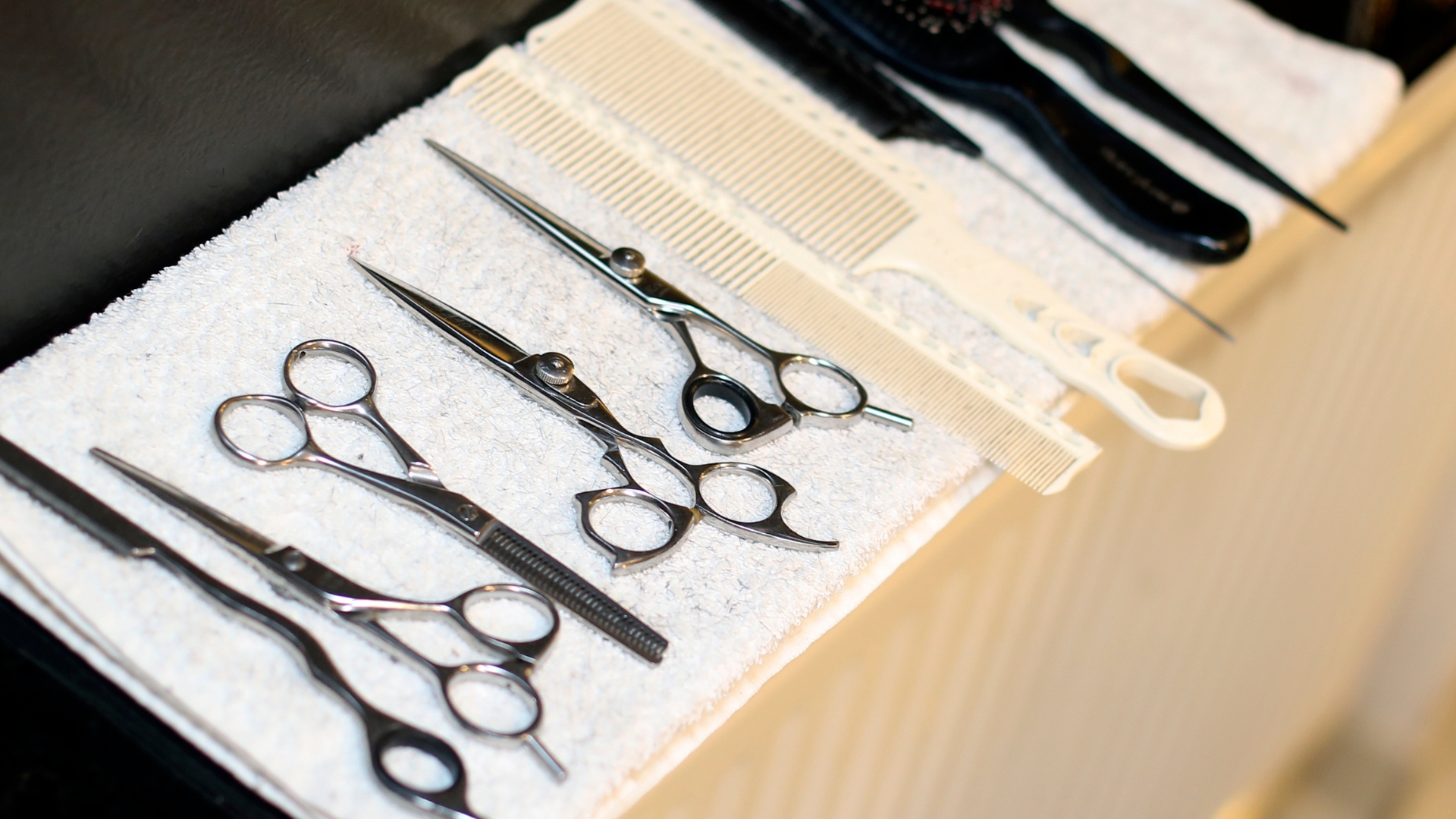 Several pairs of scissors sitting on a table